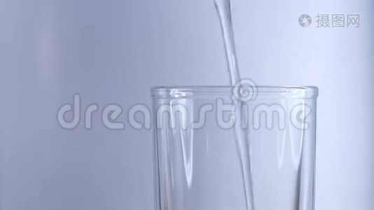 纯饮用水倒入玻璃杯中视频