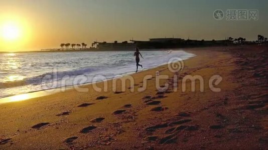 女人在海滩海边慢跑，日出视频