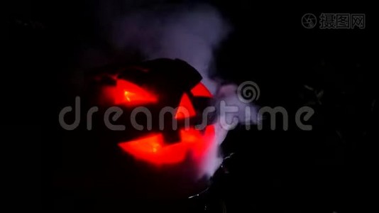 万圣节恐怖场景中的红眼泵视频