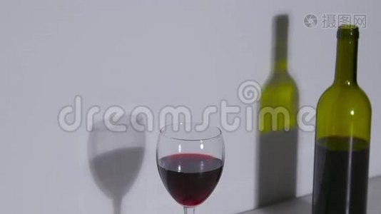 概念镜头，一瓶葡萄酒和一杯白色背景视频