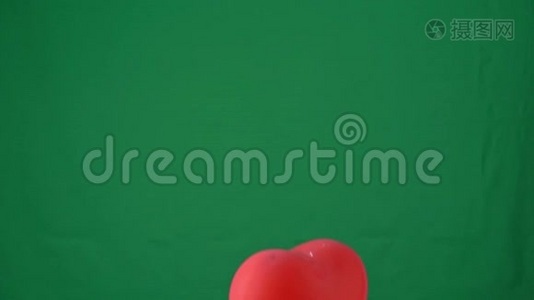 绿色屏幕背景下分离的红色心形氦气球，情人节`，生日派对设计理念，4K，工作室视频