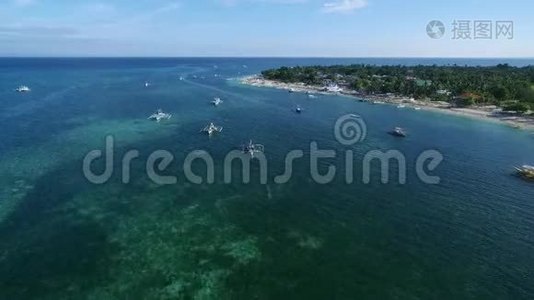 菲律宾宿务马拉帕斯卡岛。 苏鲁海船和美丽的邦蒂海滩，海景与船在背景一视频