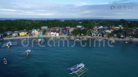 菲律宾宿务马拉帕斯卡岛海滨的Logon海滩和船。 苏鲁海，船和美丽的海景背景视频