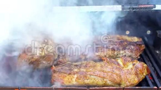 烤猪排在烤架上，用木炭烤焦和轻烟烤焦视频