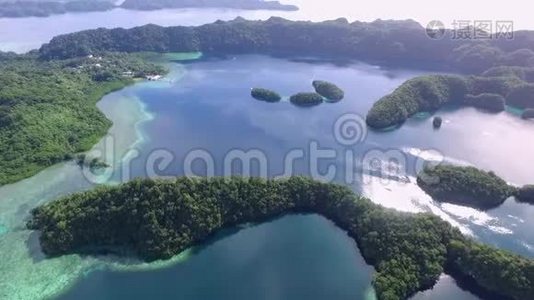 科罗岛的鸟瞰图。 许多绿色小岛。 带有五颜六色珊瑚礁和热带泻湖的海景。 帕劳景观和视频