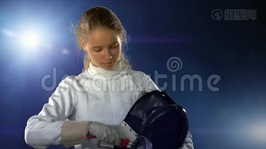 女子击剑运动员赛前带重剑备战视频