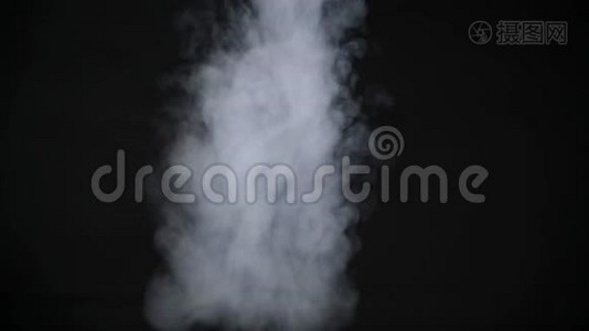烟雾影响向下黑色背景。视频