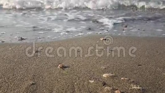 海水海浪冲击美妙的沙滩特写在超级缓慢的运动。视频