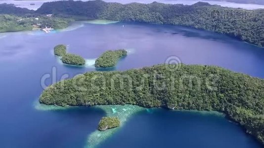 科罗岛的鸟瞰图。 许多绿色小岛。 带有五颜六色珊瑚礁和热带泻湖的海景。 帕劳十三视频