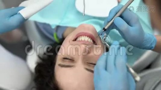 漂亮女人`牙科诊所的牙齿治疗视频