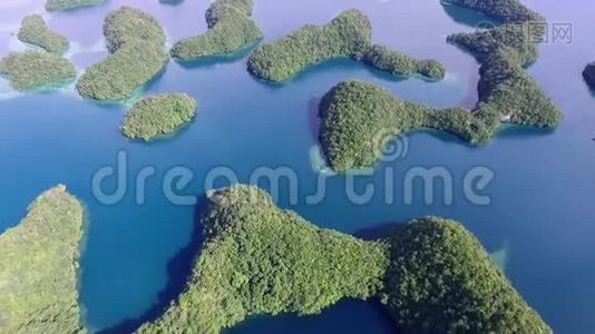 科罗岛的鸟瞰图。 许多绿色小岛。 带有五颜六色珊瑚礁和热带泻湖的海景。 帕劳景观一视频