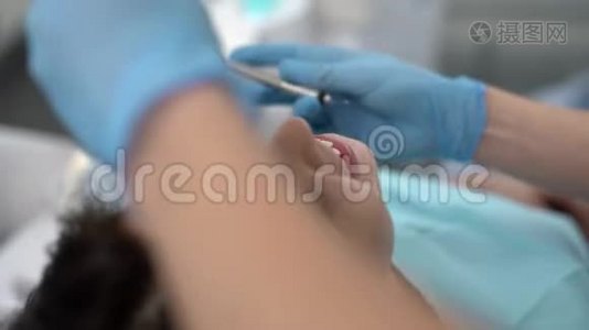 漂亮女人`牙科诊所的牙齿治疗视频