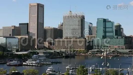 巴尔的摩内港`鸟瞰图。 背景城市景观，船，渡轮和游艇在前景。 马里兰州视频