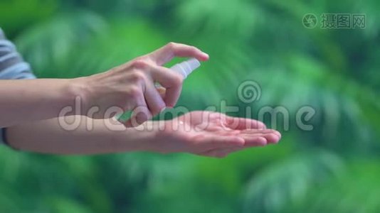 用消毒机清洁细菌和病毒的女性的双手。视频