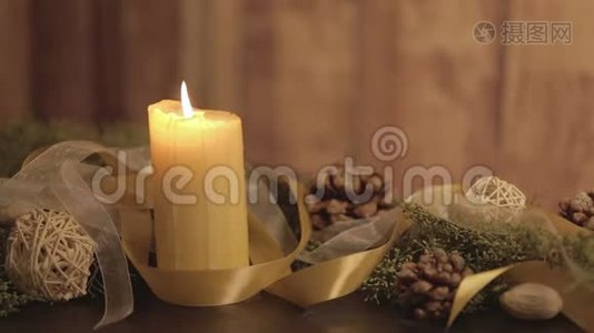 用点燃的蜡烛、松枝、天然的松果、金色的缎子和白色的风琴，点燃的火焰，把圣诞节的环境关上视频