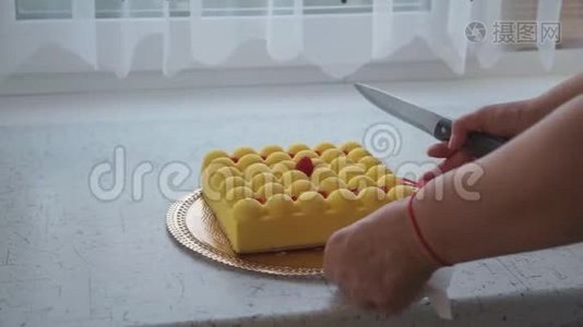 那个女人切蛋糕视频