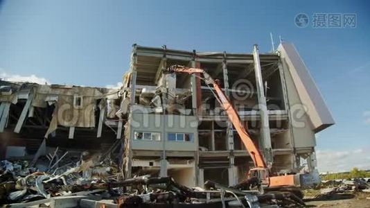 机器摧毁了废弃的曲棍球体育场视频