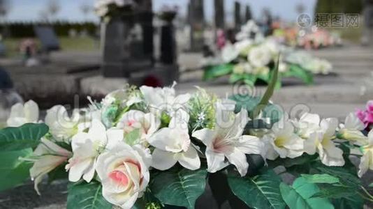 天主教公墓的纪念品和鲜花。 坟墓和墓碑。 墓地的黑色墓碑。 花饰和墓葬.. M.视频
