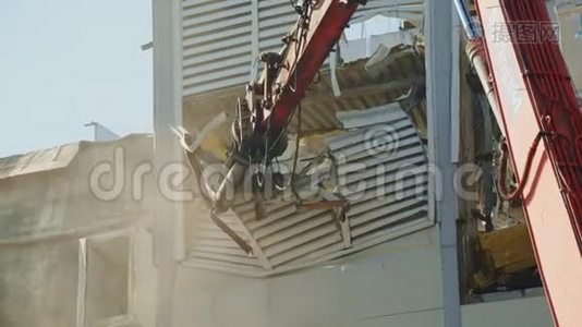 强大的机器拆卸危险建筑物的墙壁视频