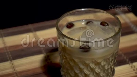 带豆子的奶油咖啡酒精鸡尾酒视频