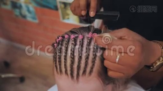非裔美国人发型师coiffeur编织法国辫子，新娘的发型..视频