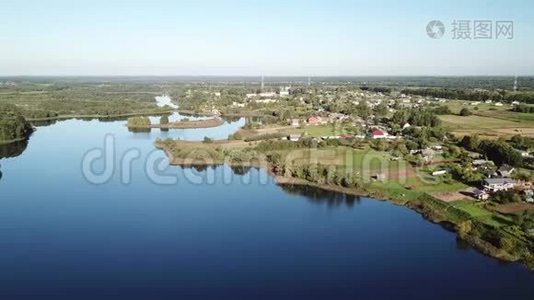 飞越Ostrovno村附近美丽的湖泊视频