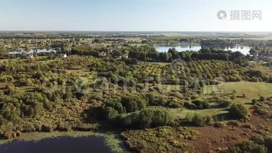 飞越Ostrovno村附近美丽的湖泊视频