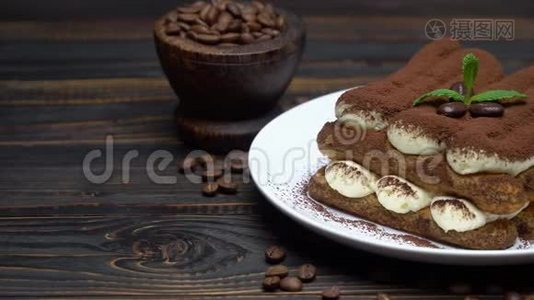 木制背景陶瓷盘子上的经典提拉米苏甜点视频