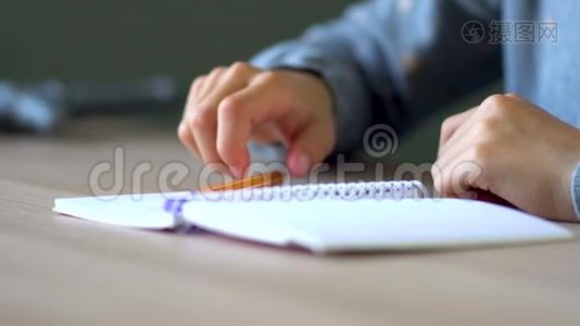 一张轻木桌上放着一本打开的笔记本在一个弹簧上。 关闭视野。视频