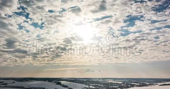 美丽的阴天在冬天，冬天的时间流逝。 天空4K云天气自然云蓝色天空4K太阳视频