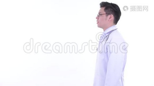 幸福的年轻亚洲男子医生咨询概况视频