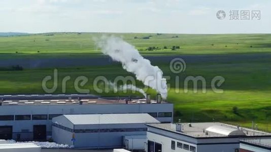 从生产工厂上空的烟囱冒出白烟视频