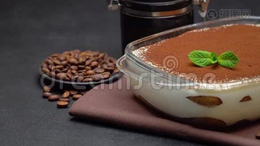 玻璃烤盘中的提拉米苏甜点和混凝土背景的咖啡研磨机视频