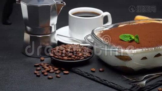 烤盘中的提拉米苏甜点、咖啡机、萨沃亚迪饼干和一杯浓缩咖啡视频