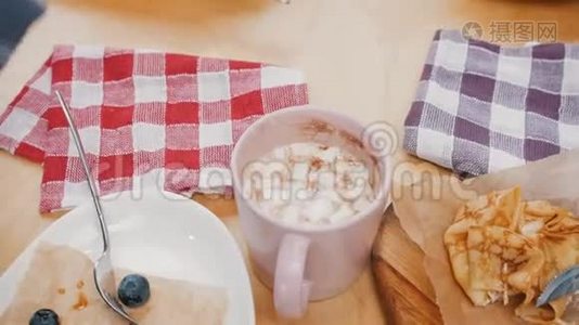 一位年轻女子在咖啡馆里喝着咖啡视频