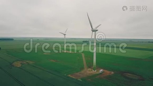 风力发电机灰色天空绿色野外农场视频