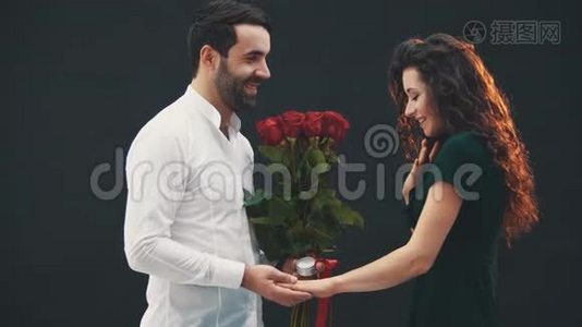 英俊的男人向他的女人求婚。 她答应了，笑得很开心。视频