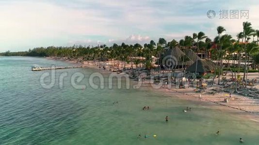 带棕榈树和白沙的加勒比海热带海滩的空中录像。 在巴瓦罗度假区旅游度假.. 蓬塔·卡纳视频
