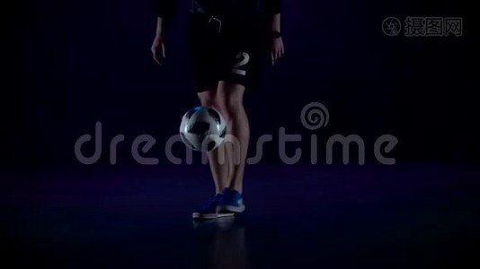 足球运动员在黄昏时`脚填充球的缓慢运动。视频