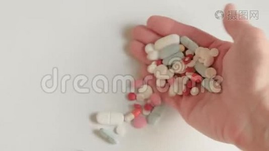 手里拿着药丸的女人，药物和药物滥用的概念视频