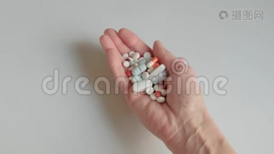 手里拿着药丸的女人，药物和药物滥用的概念视频