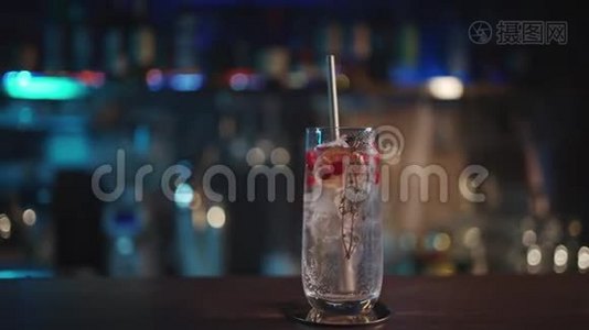 调酒师将现代杜松子酒鸡尾酒与冰块混合视频