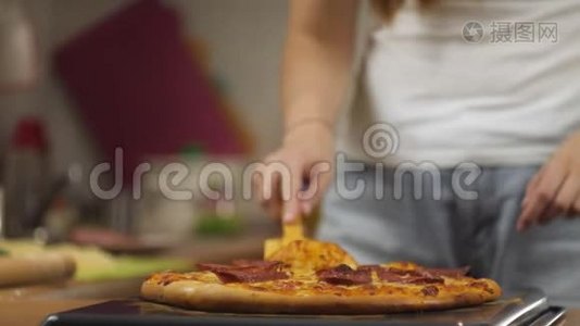 女厨师用木抹子将新鲜准备好的辣香肠比萨饼和奶酪放在烤盘上。 顶部视图视频