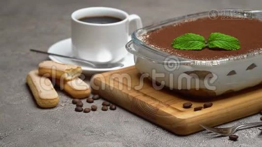烤盘中的提拉米苏甜点、一杯浓咖啡和在混凝土背景下的萨沃亚迪饼干视频