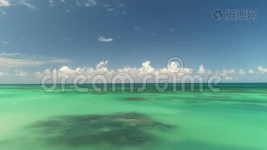 多米尼加共和国加勒比海热带奇异岛屿景观，鸟瞰视频