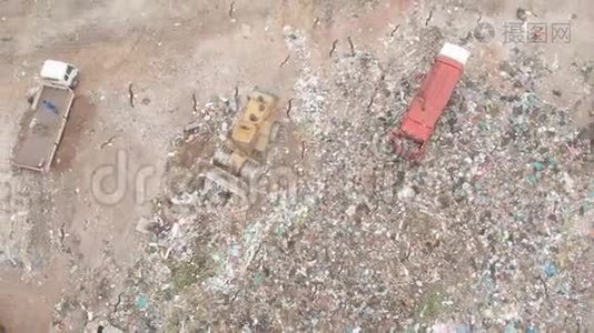 清理堆积在垃圾填埋场的垃圾的车辆视频