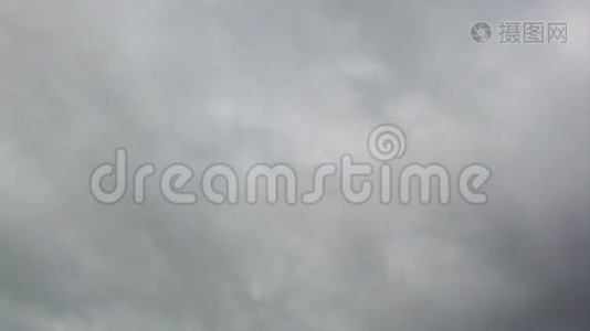 暴风骤雨的多云天空在时间流逝，快速灰色的云浮在空中视频