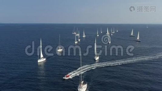 从帆船参赛者的队伍出发，是一场在克罗地亚举行的帆船比赛，反映了帆船的风采视频