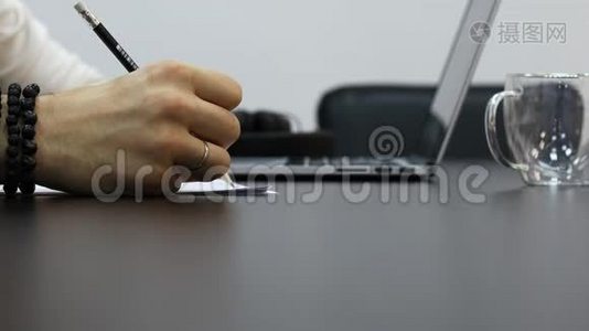 商人在办公室工作，用手在笔记本电脑键盘上打字。 男人完成工作视频