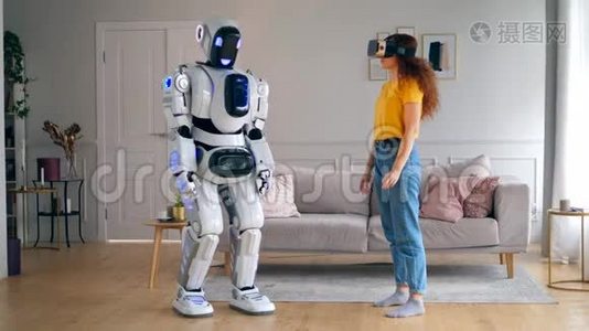 像人一样的机器人正在触摸一位戴着VR眼镜的女士的手。 智能家居概念。视频